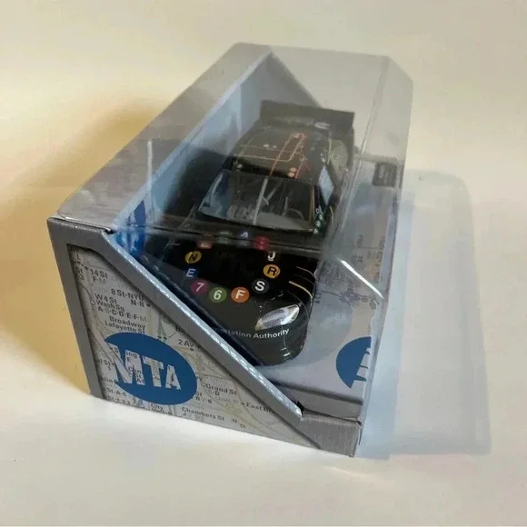 NEW Lionel New York City MTA Subway Series Collectible Race Car 1:24 - Black - Picture 3 of 5